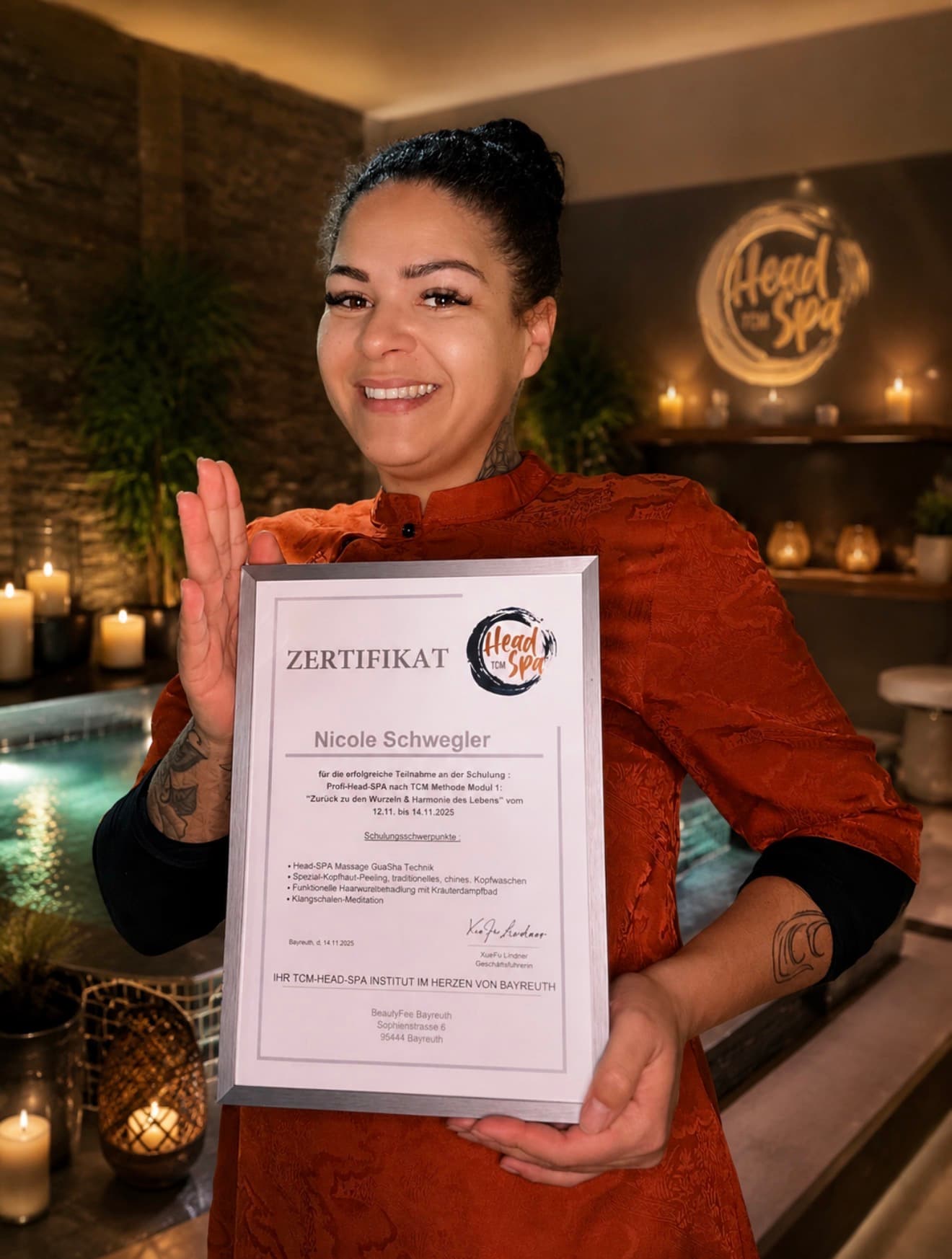 Nicole Schwegler mit ihrem Zertifikat der Profi-Head-SPA-Schulung nach TCM-Methode